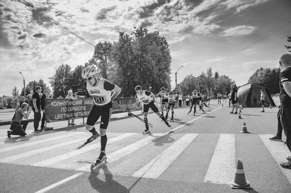 На дистанции.