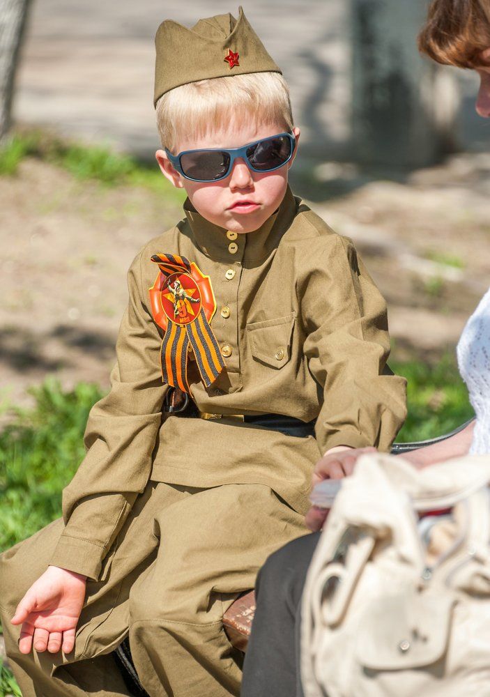 Мальчик в военной форме на празднике Победы.