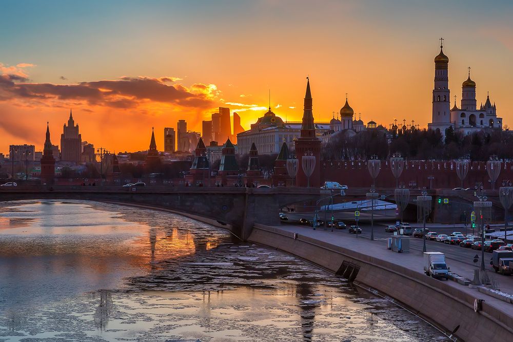 Оранжевый закат в Москве.