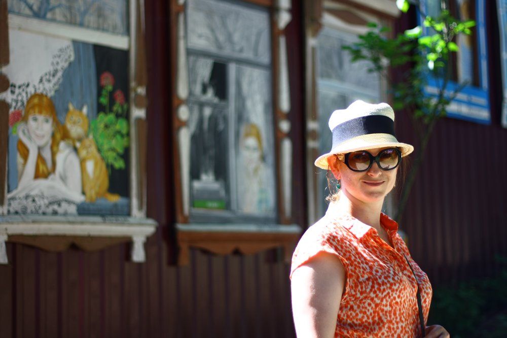 Портрет в окне и за окном