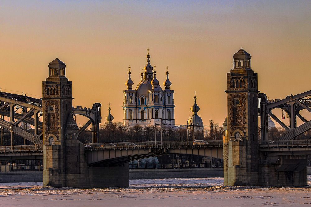 Мост Петра Великого в Санкт-Петербурге.
