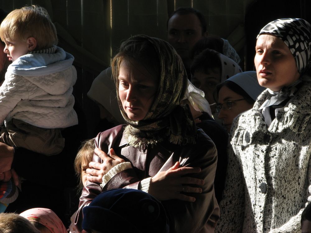 Православные люди на службе.