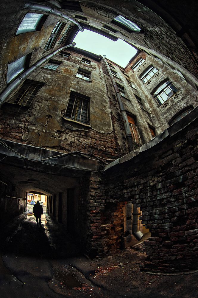 Дворами да колодцами...