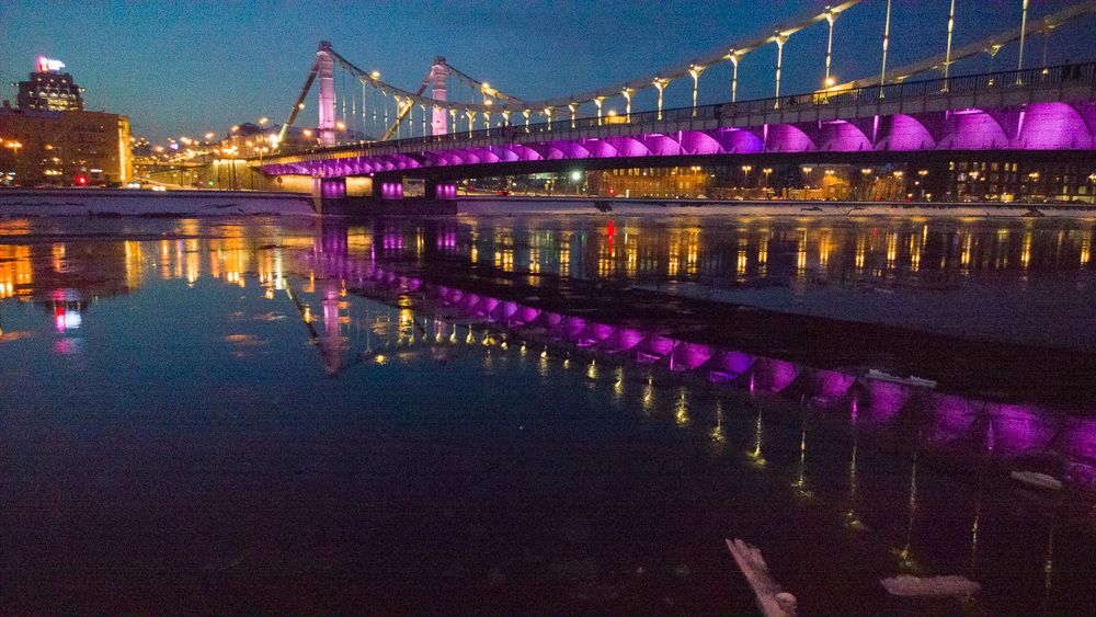Крымский мост в фиолетовом (Москва)