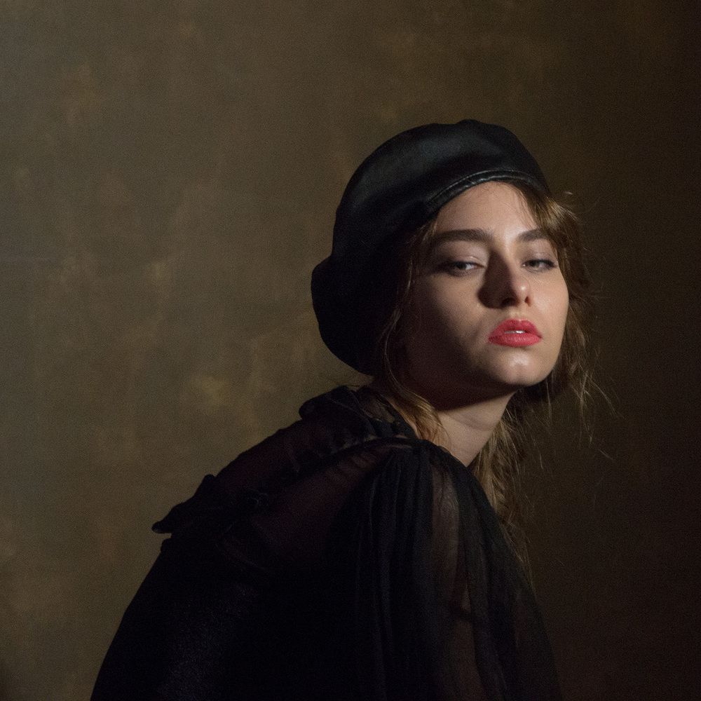 Девушка в черном берете