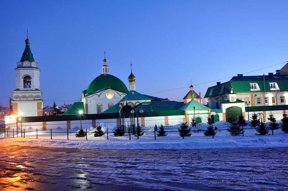 Сквер у стен монастыря