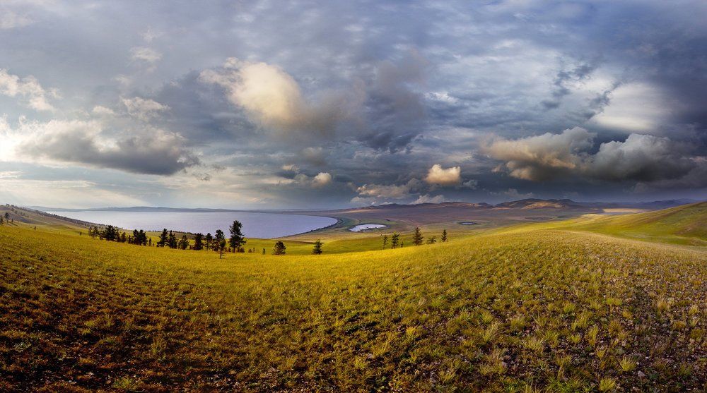 Облака над озером Иткуль в Хакасии