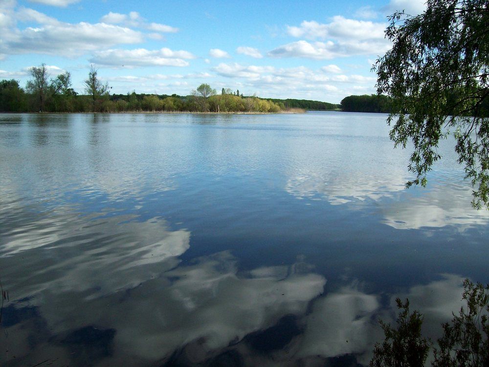 В реку смотрятся облака....