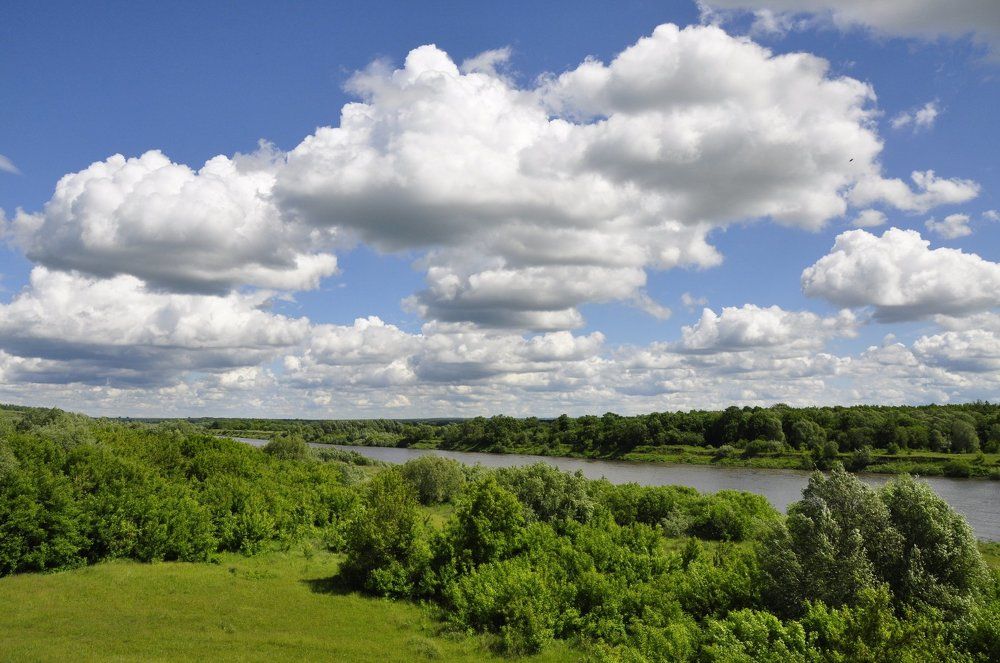 над рекой