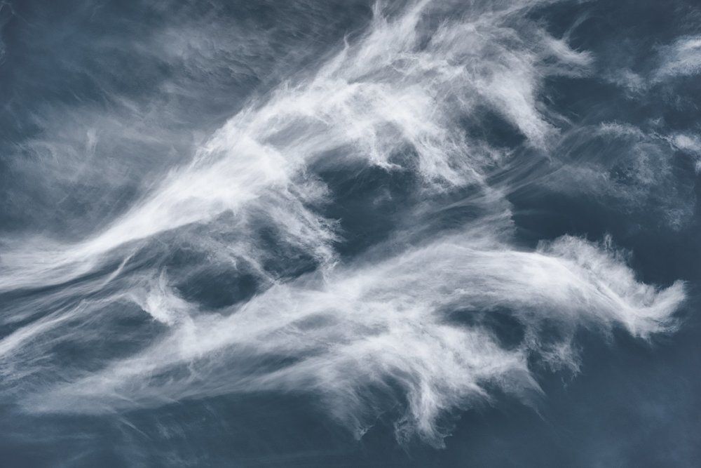 Ангел крылья в небе оставил