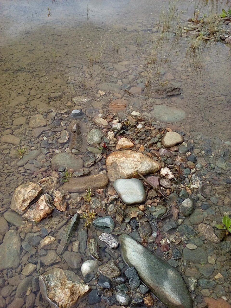 Камни в воде