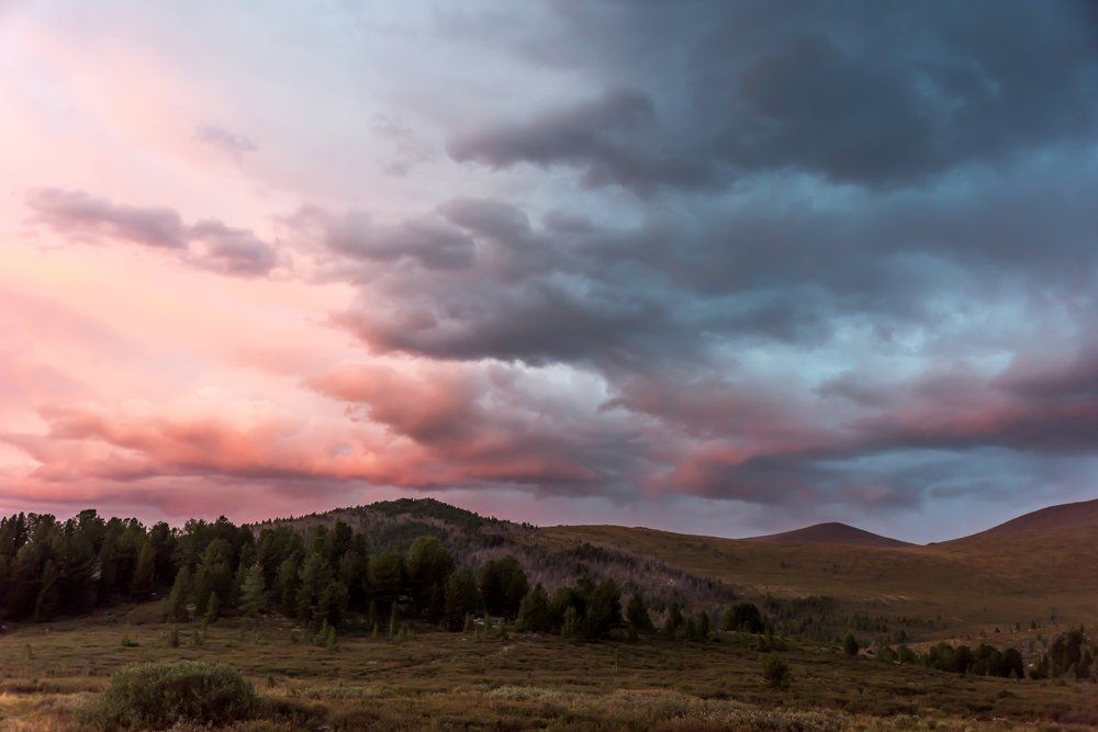 Розовый закат над Горным Алтаем.