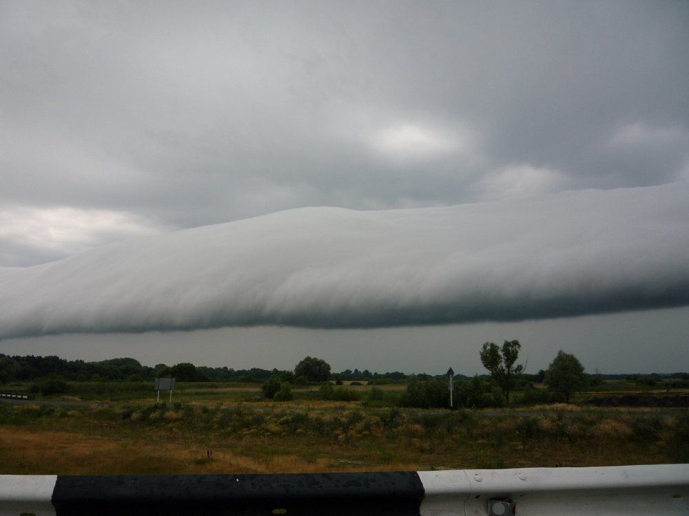 Облака, но не белогривые лошадки...