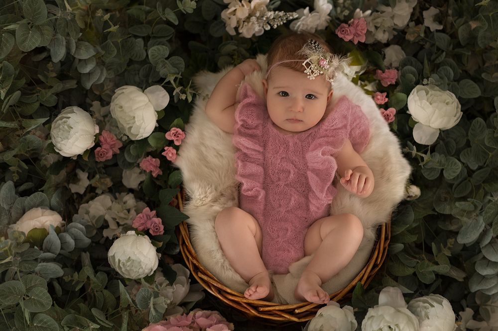 Малышка в цветах