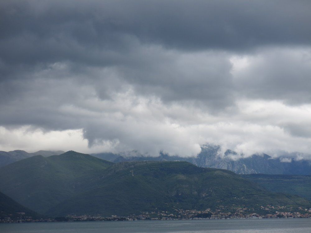 Чёрные облака над чёрными горами.