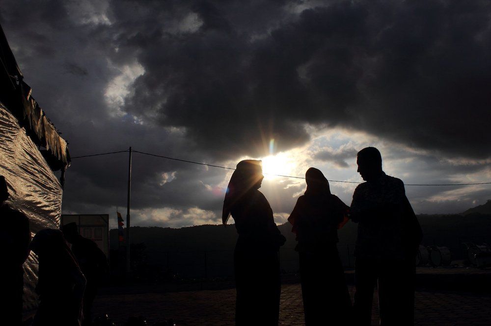 Cloudy shiloute peopple