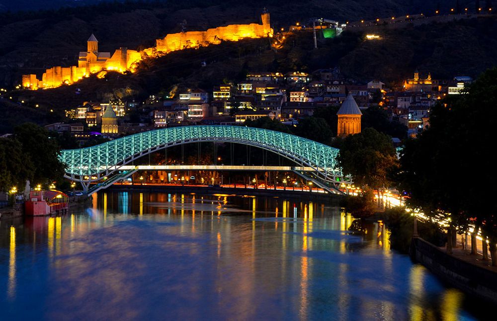 Вид на мост Мира и крепость Нарикала