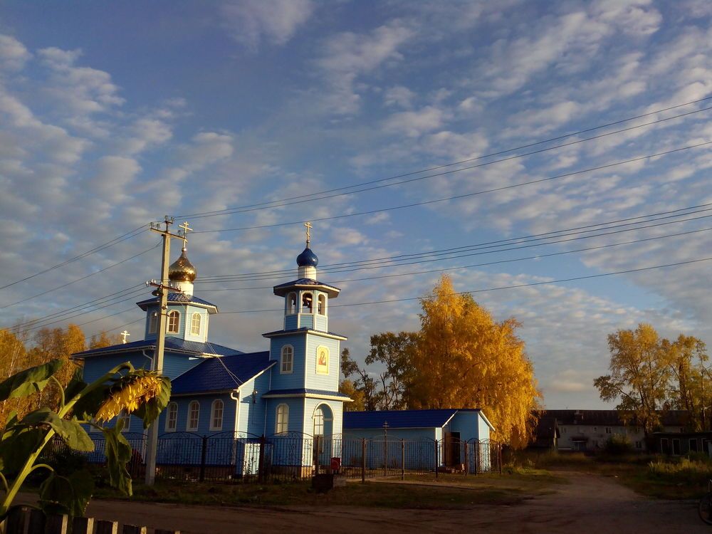 Облака над церковью
