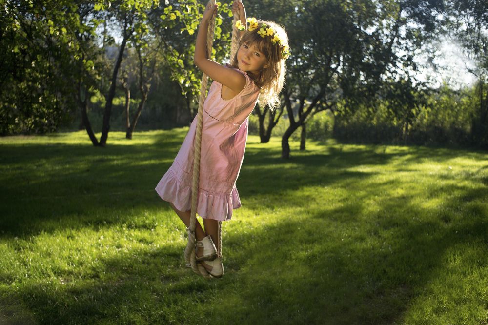 Девочка на качели