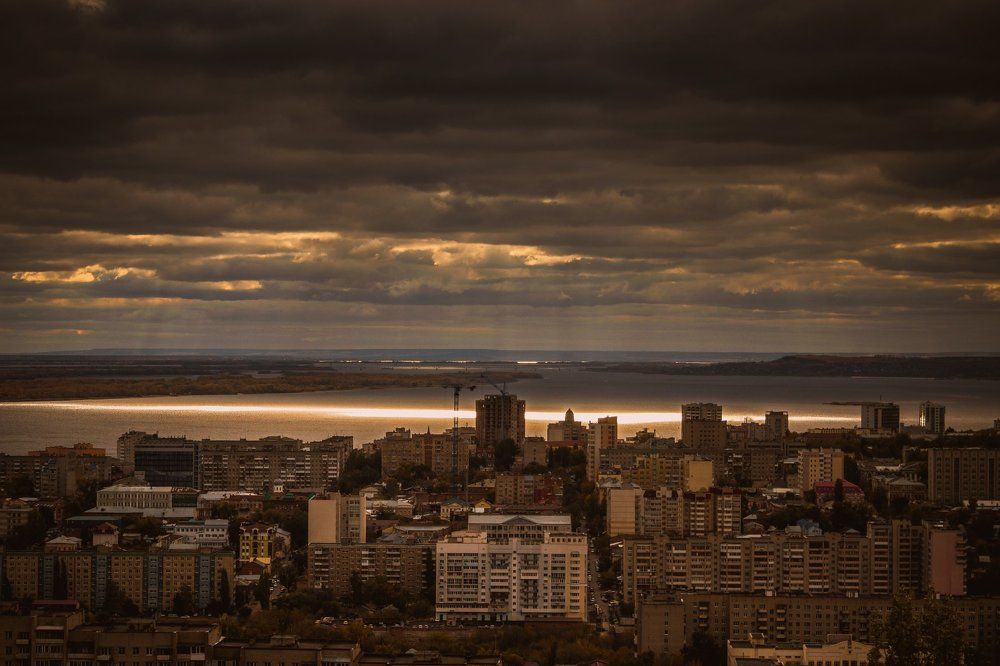 Над городом Саратовом