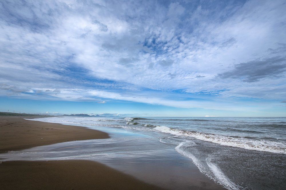 Над морскими просторами