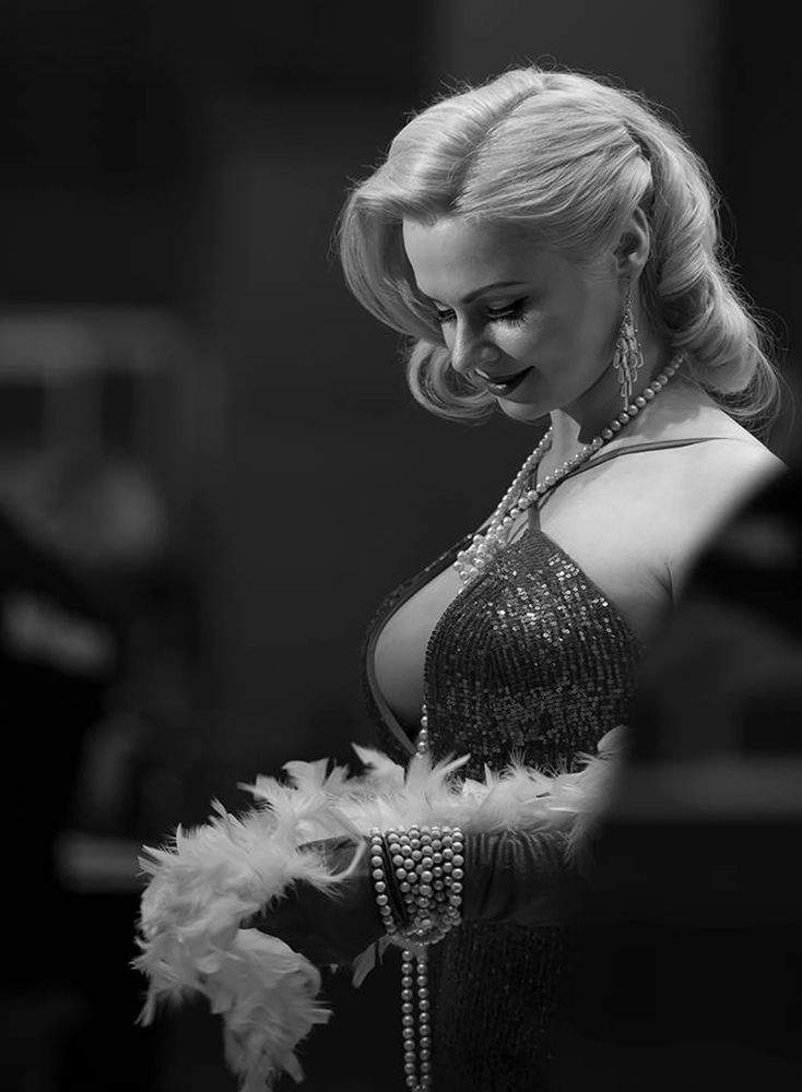 Зачем тебе боа на плечи,  откинь таинственно вуаль......