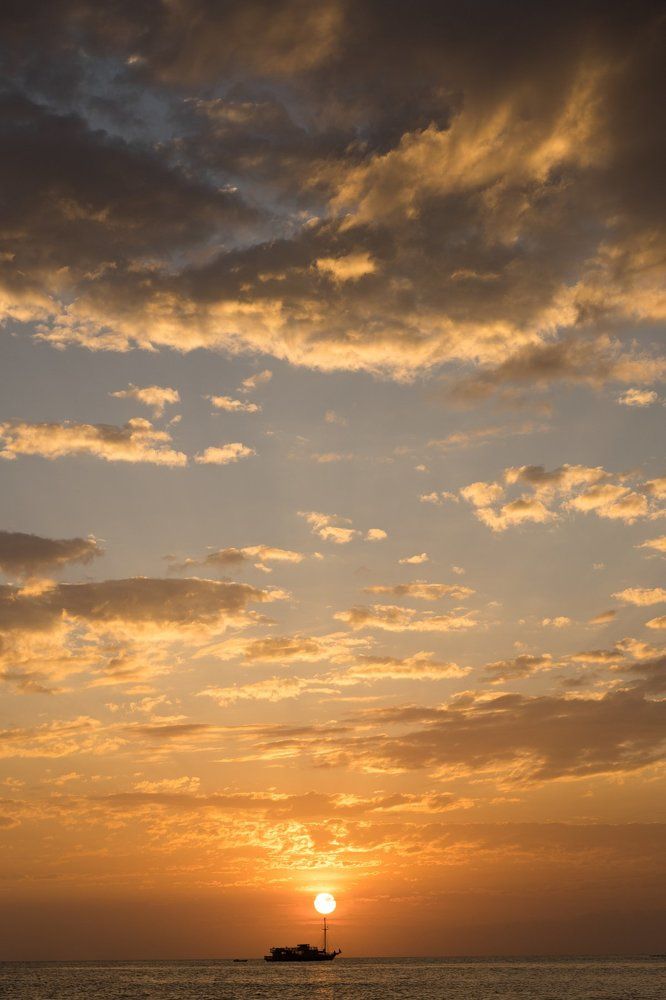 Держа солнце над морем