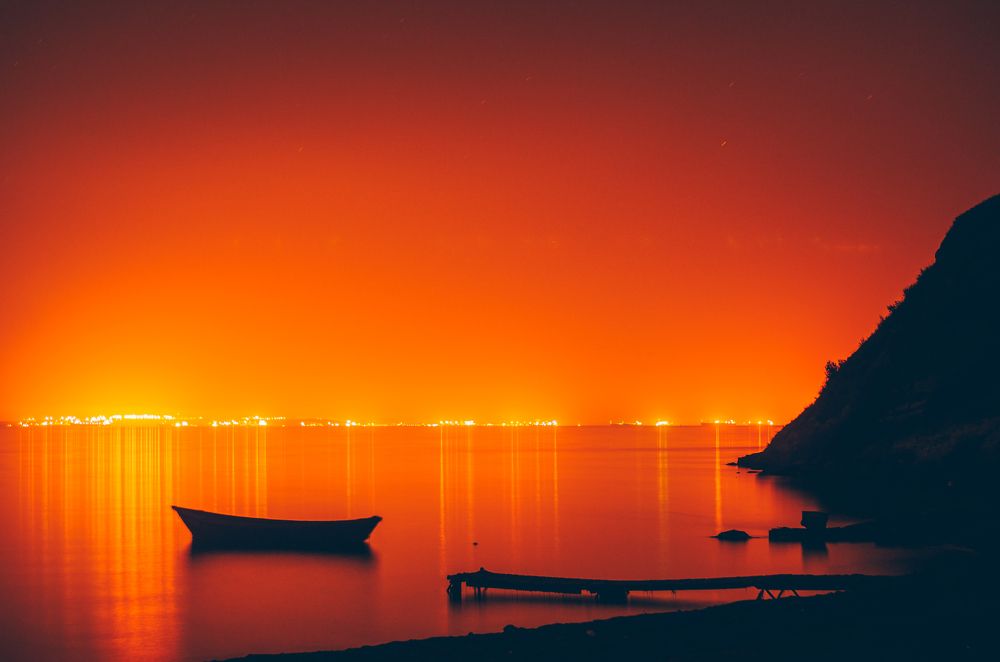 Ночная тишина тянется вдоль моря..