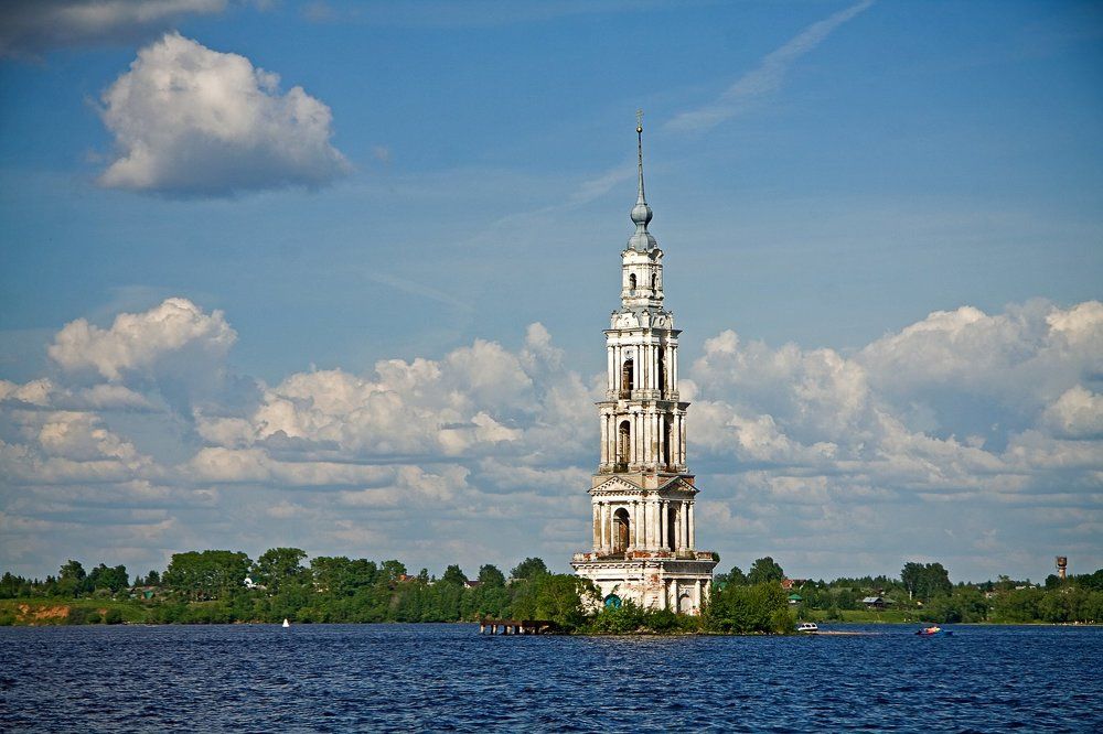 на  Волжских  просторах...