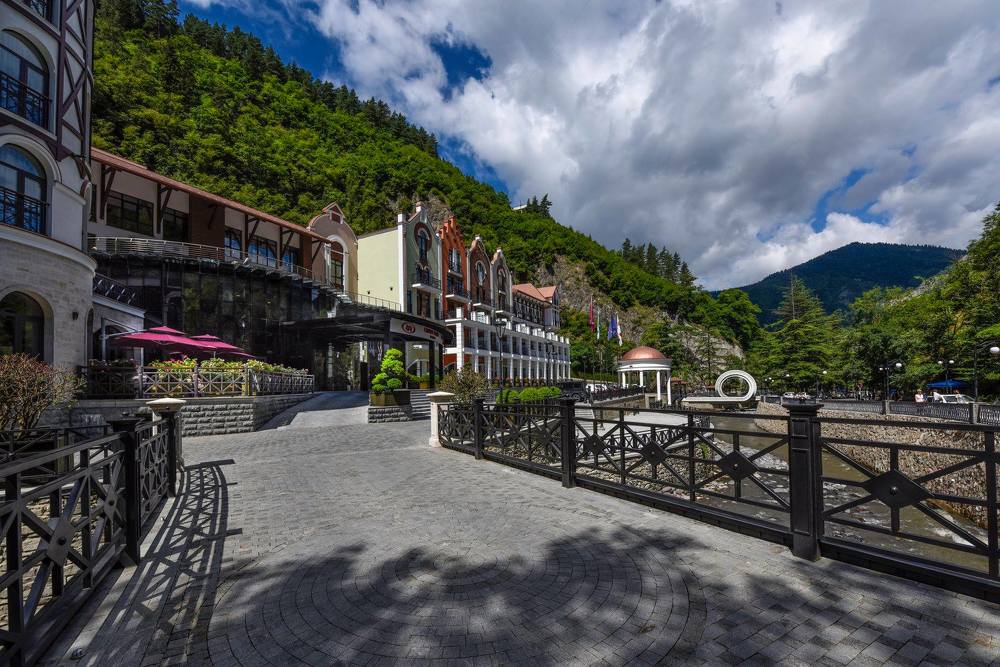 Вид на  курорт Боржоми близ парка