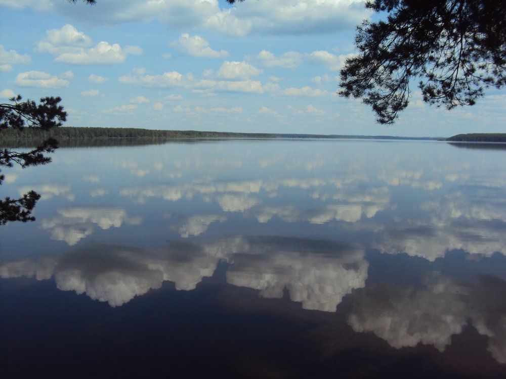 облака в небе и на воде