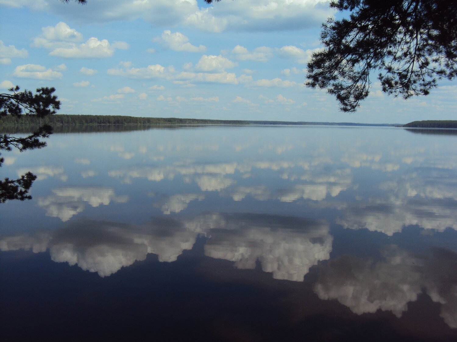 облака в небе и на воде