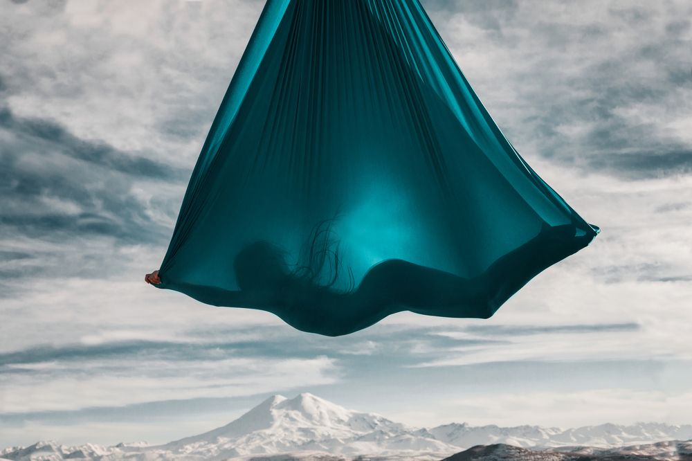 Аэройога на фоне Эльбруса