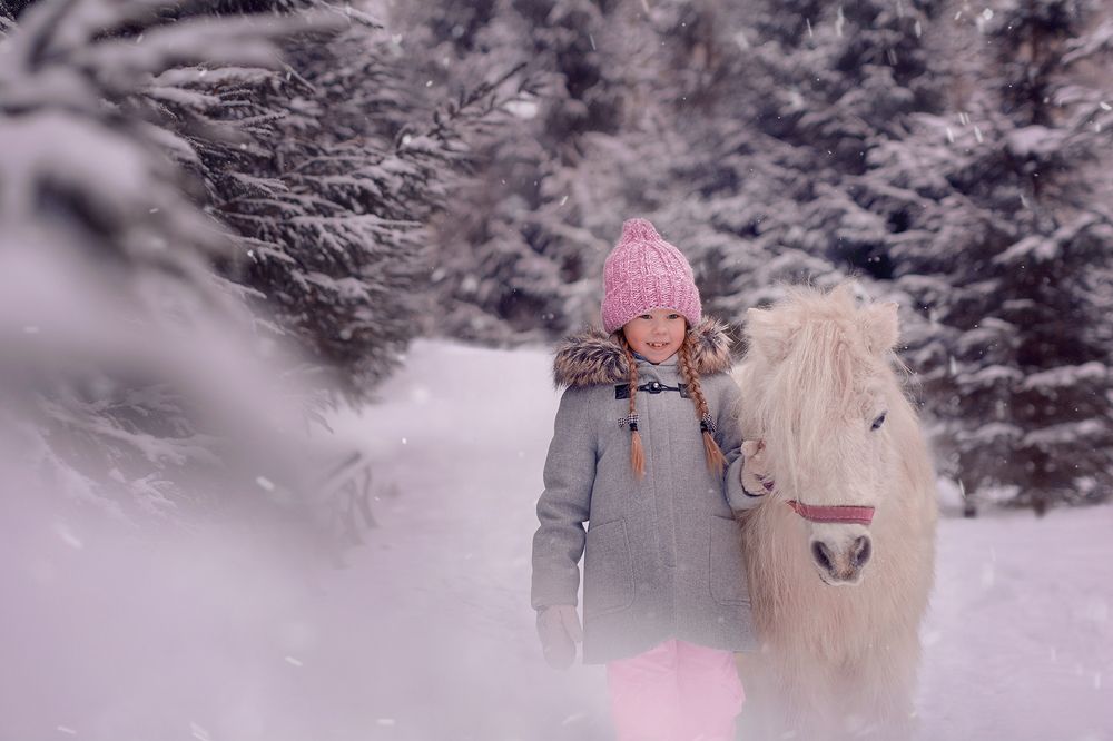 Девочка и пони