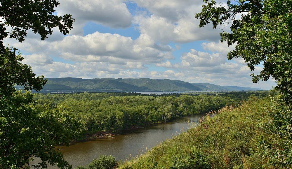 Облака над рекою.