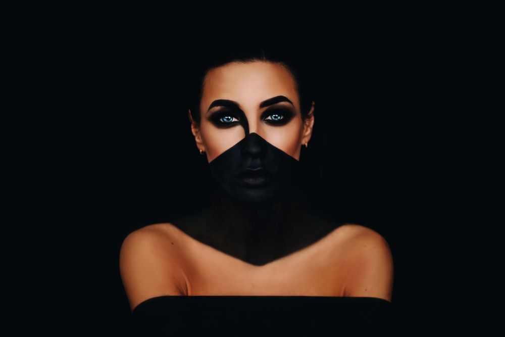 Девушка в черном