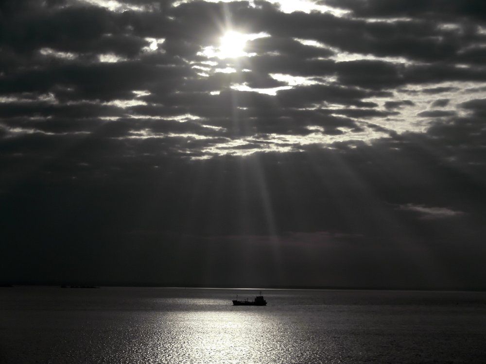 Свет пробивающийся сквозь облака.