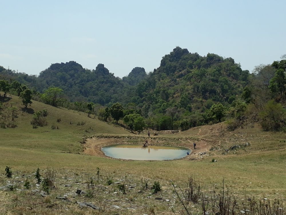 The lake between the mountain