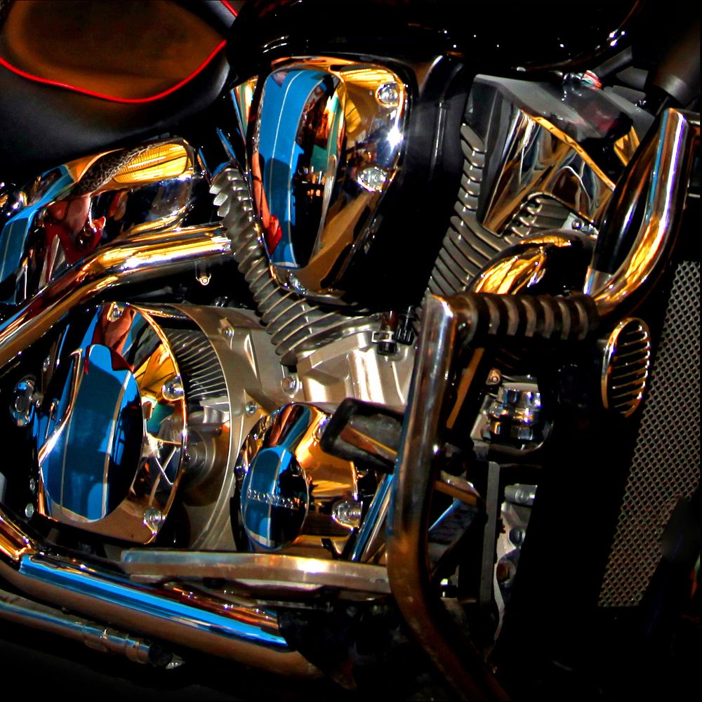 Мотоцикл. Зеркально - хромированный двигатель.