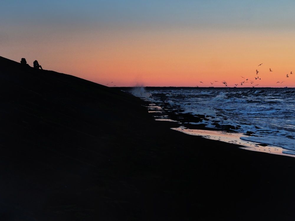 Вечерние разговоры у моря.