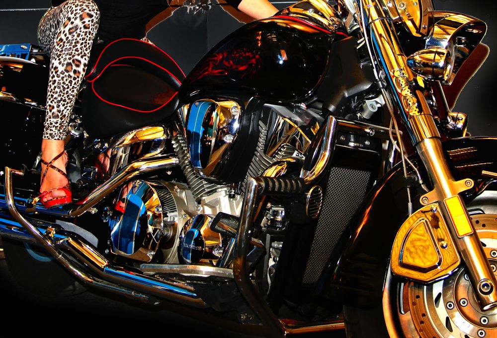 Зеркально-хромированный мотоцикл.