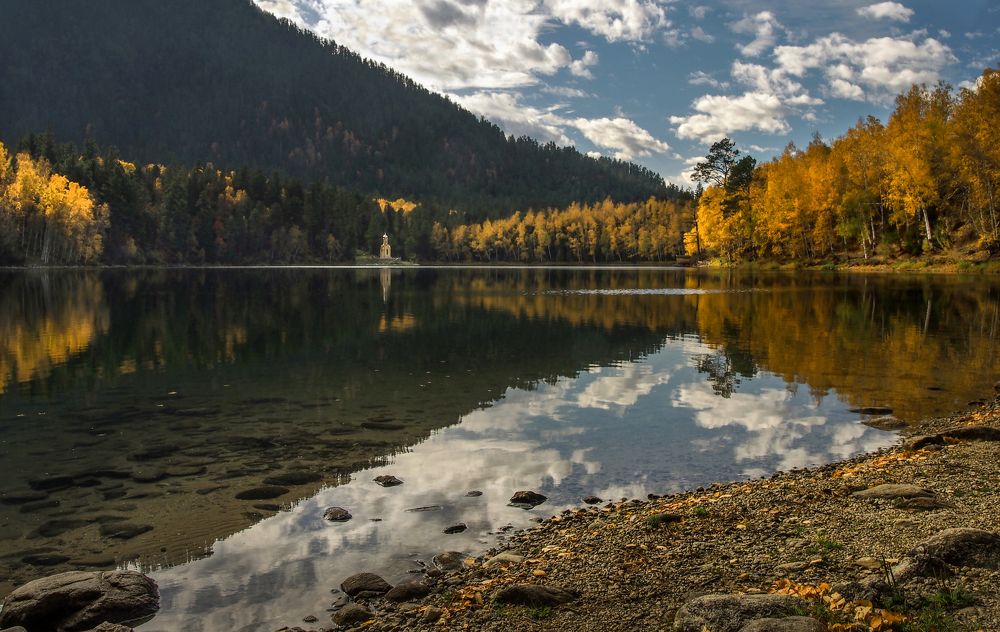 Золотая осень на Изумрудном озере