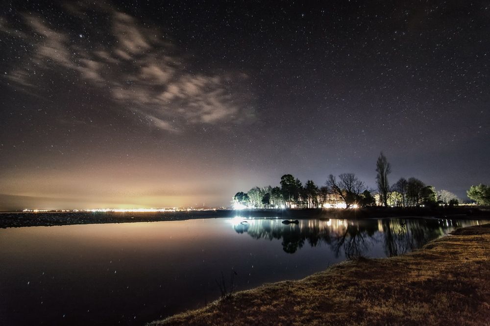 Ночь у реки .