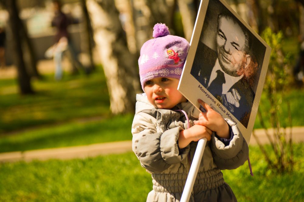 Девочка с портретом.