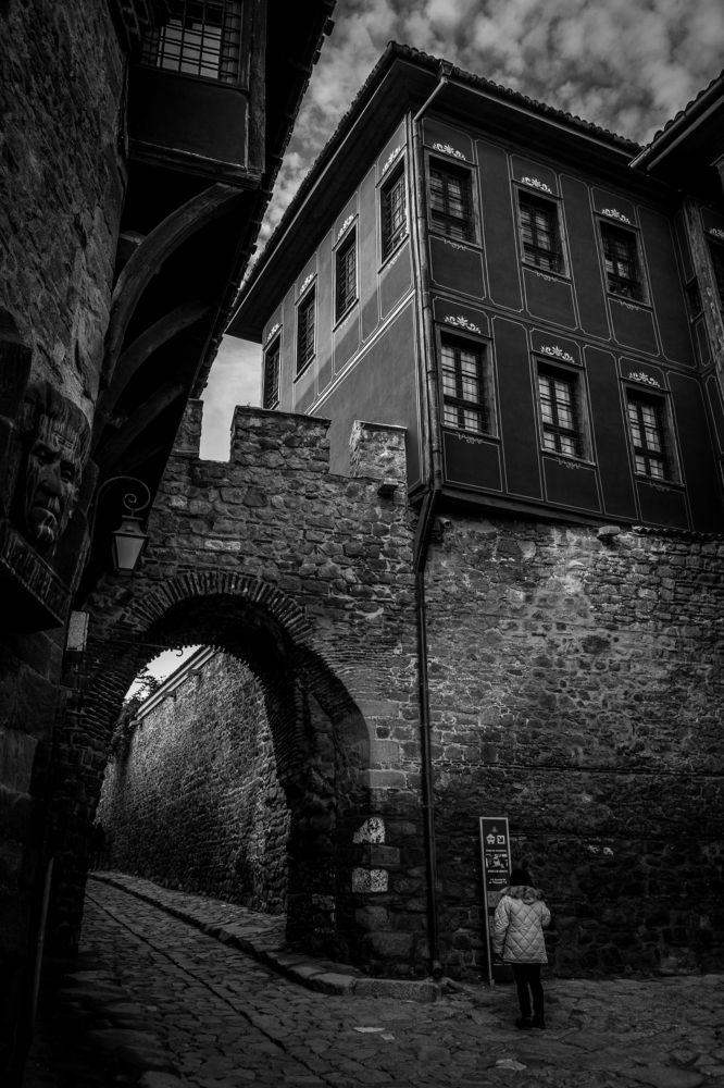 A tourist being watched from the wall