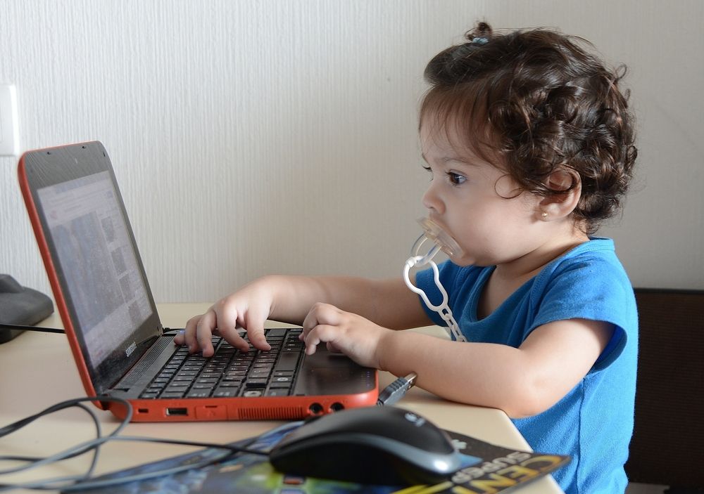 За компьютер раньше, чем ходить