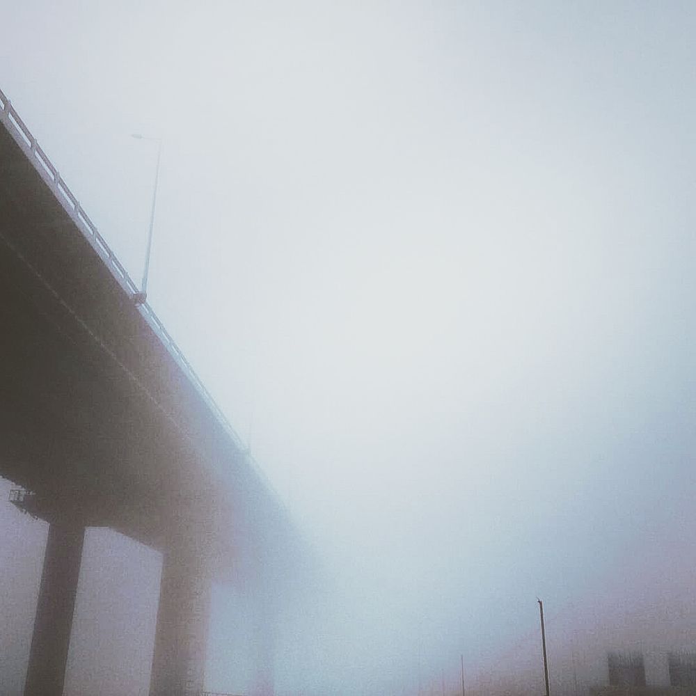 Мост в керченском проливе окутал туман.