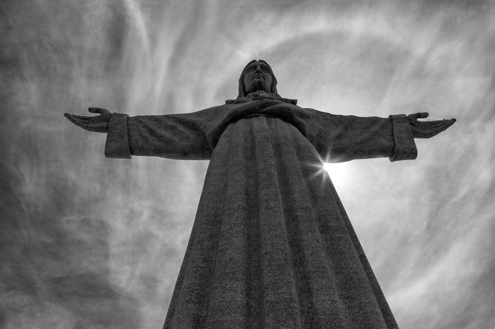 Гало и Статуя Христа