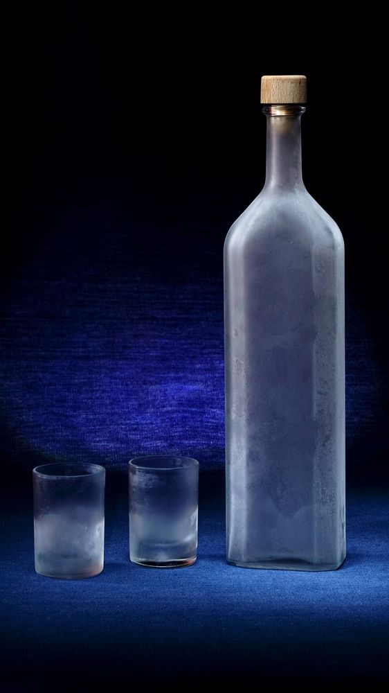 бутылка на столе