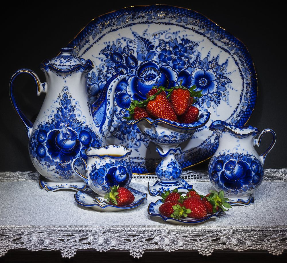 Гжель и клубника